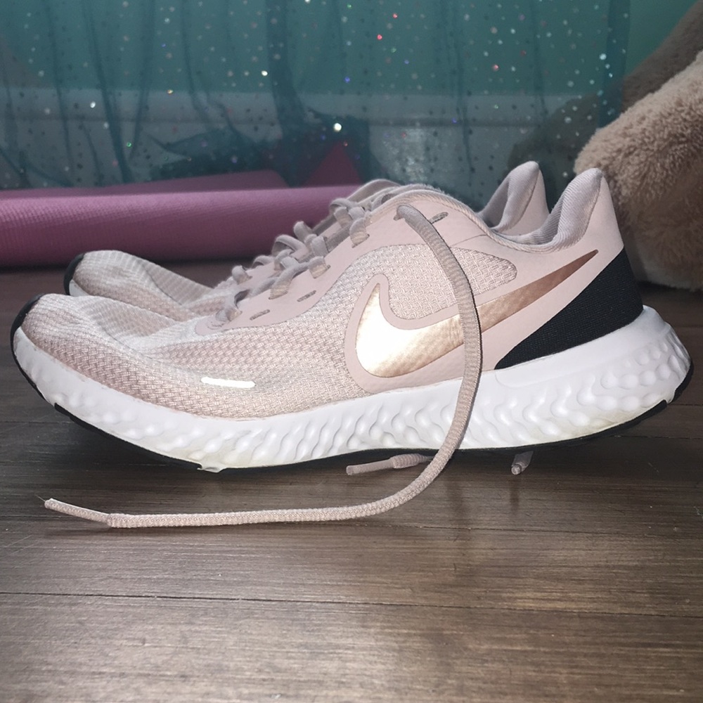 Women’s pink nike shoes.